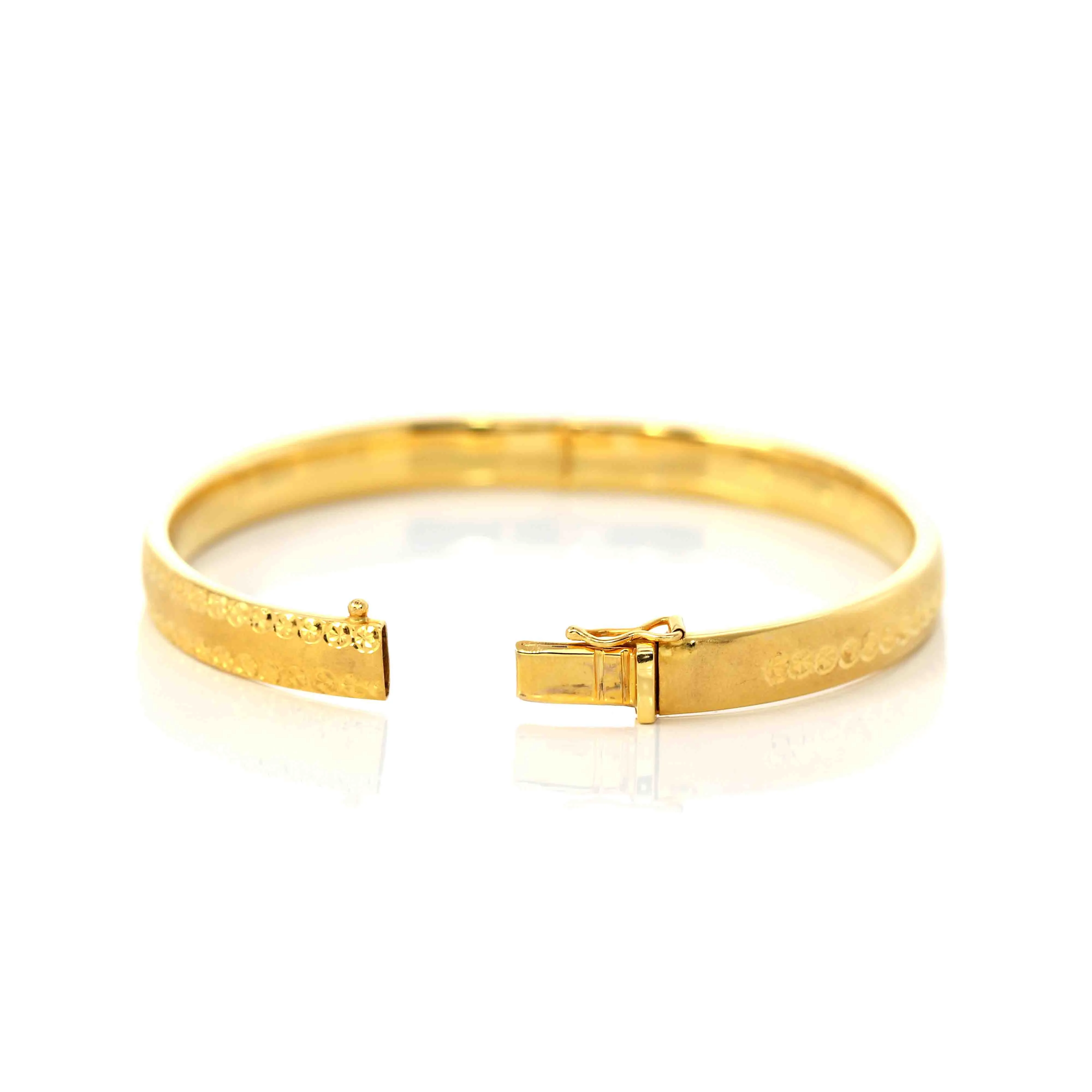 18k Yellow Gold Oval Wide Bangle Bracelet (7 in)