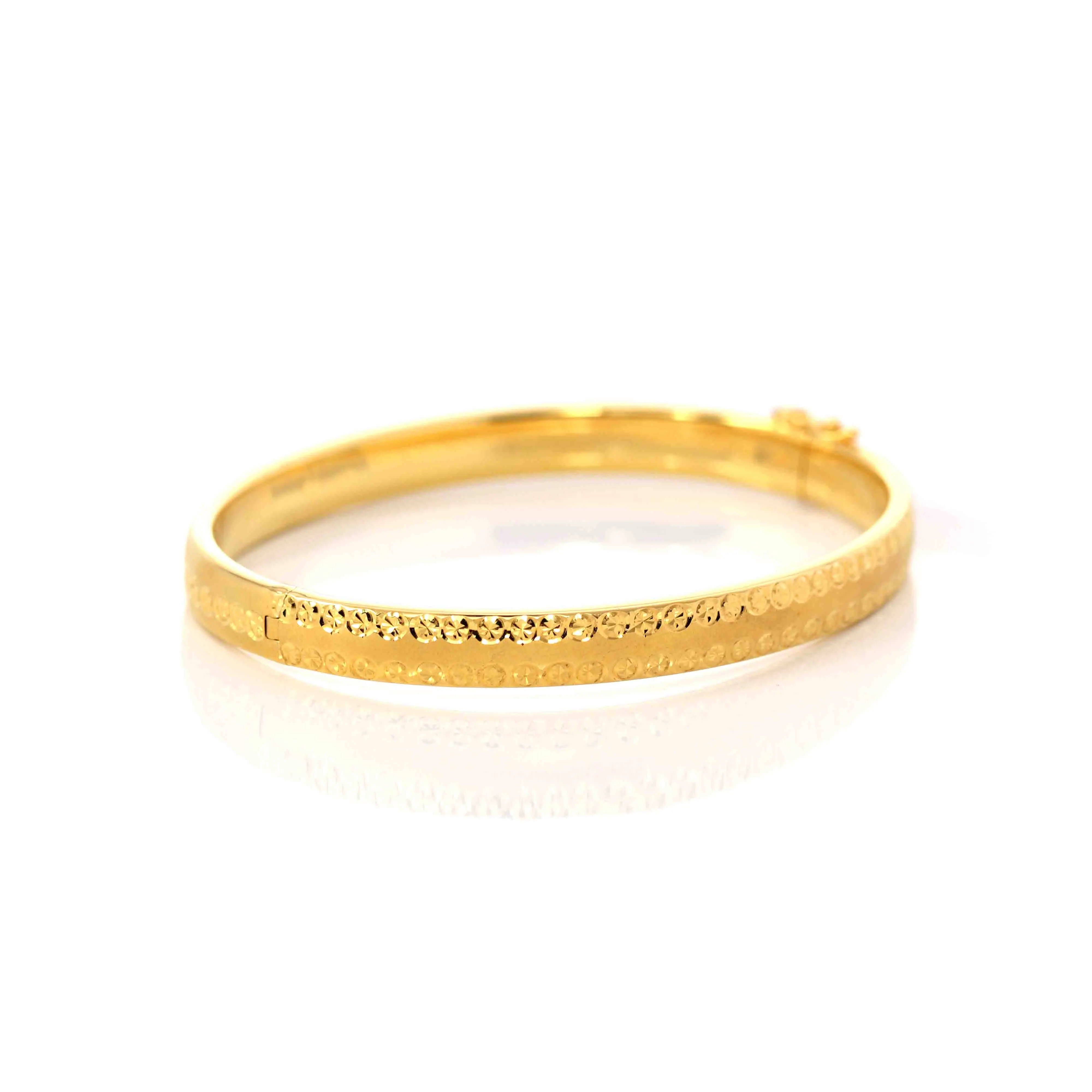 18k Yellow Gold Oval Wide Bangle Bracelet (7 in)