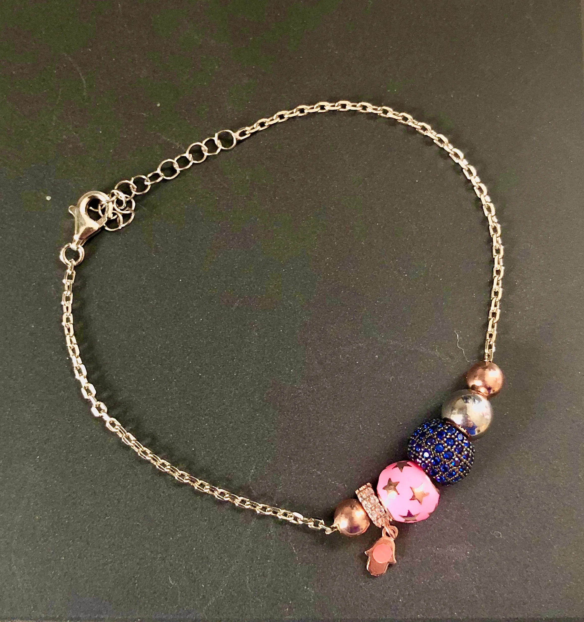 Charm bracelet with thin chain